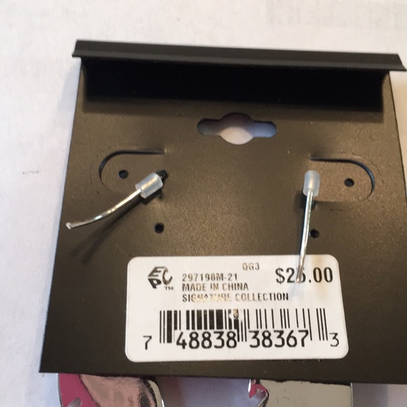 NWT Guess Feather Drop Design Earrings - Picture 4 of 4